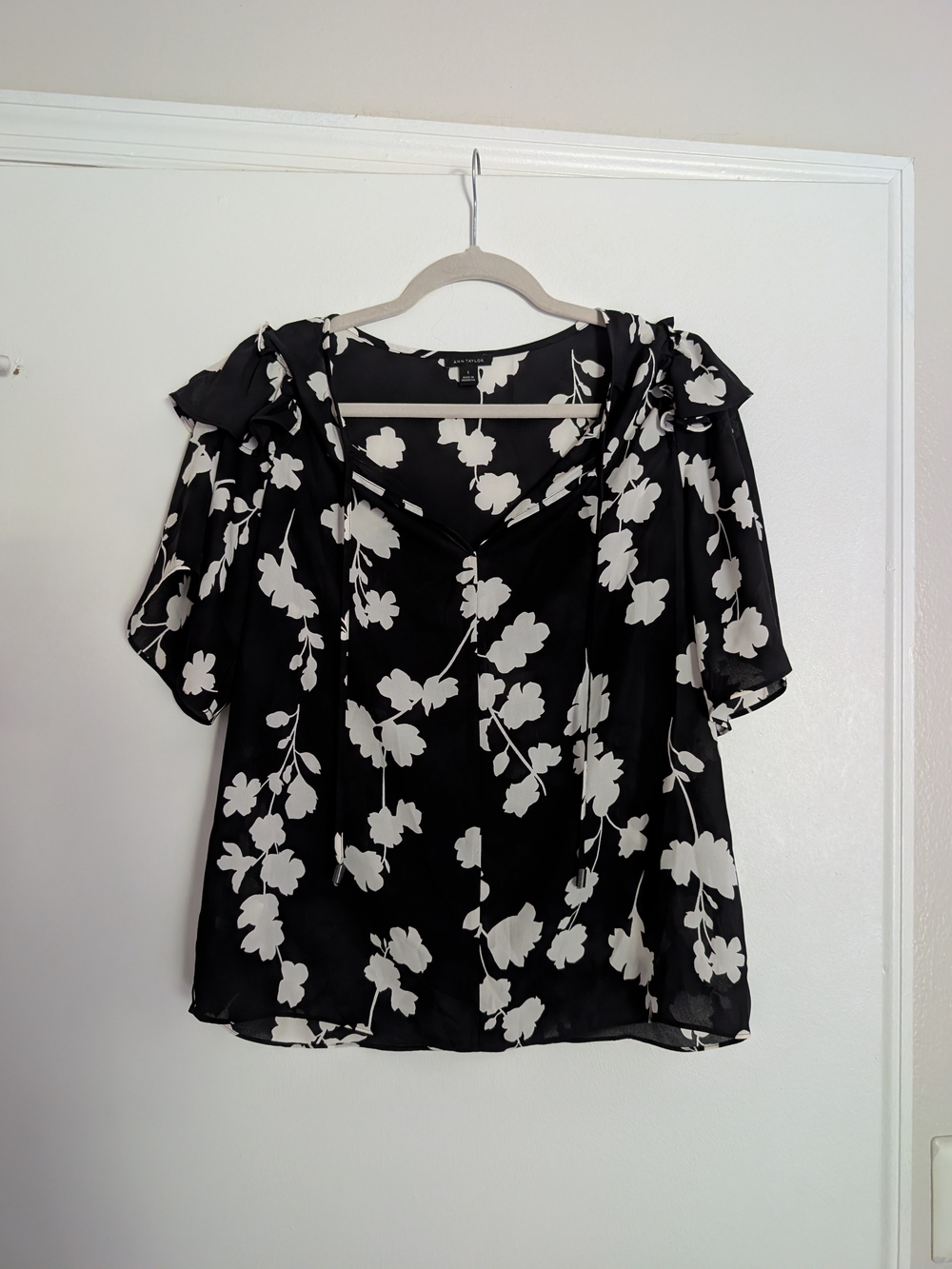 Ann Taylor Black and White Floral V-Neck Blouse